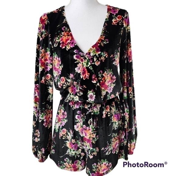 Show Me Your MuMu Kelsey Crushed Velvet Floral Romper in Medium - Picture 2 of 9
